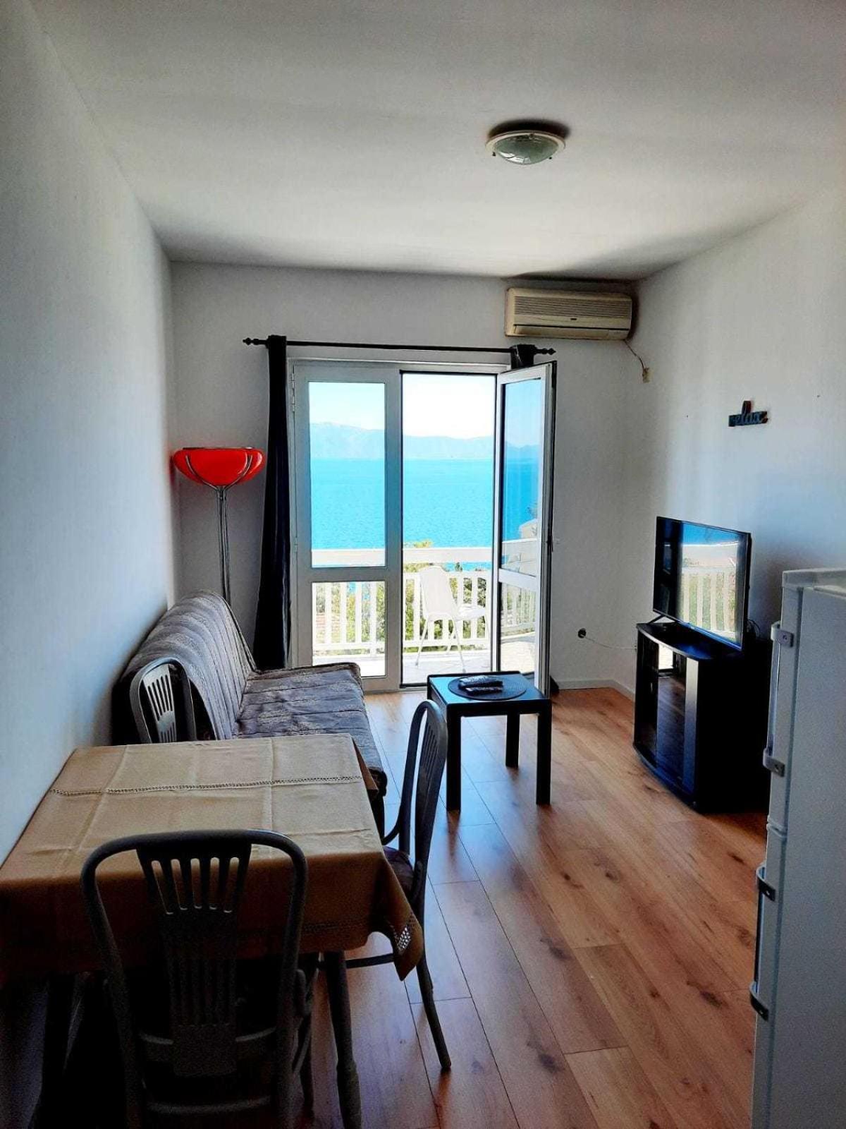 Apartments Elenora Brist Bagian luar foto