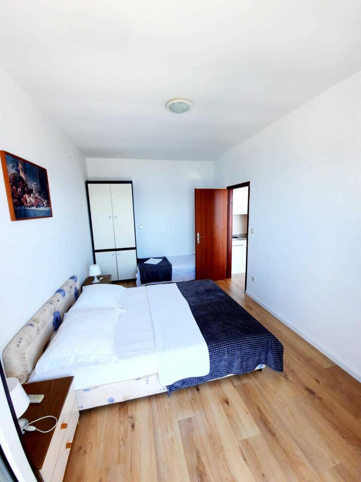 Apartments Elenora Brist Bagian luar foto