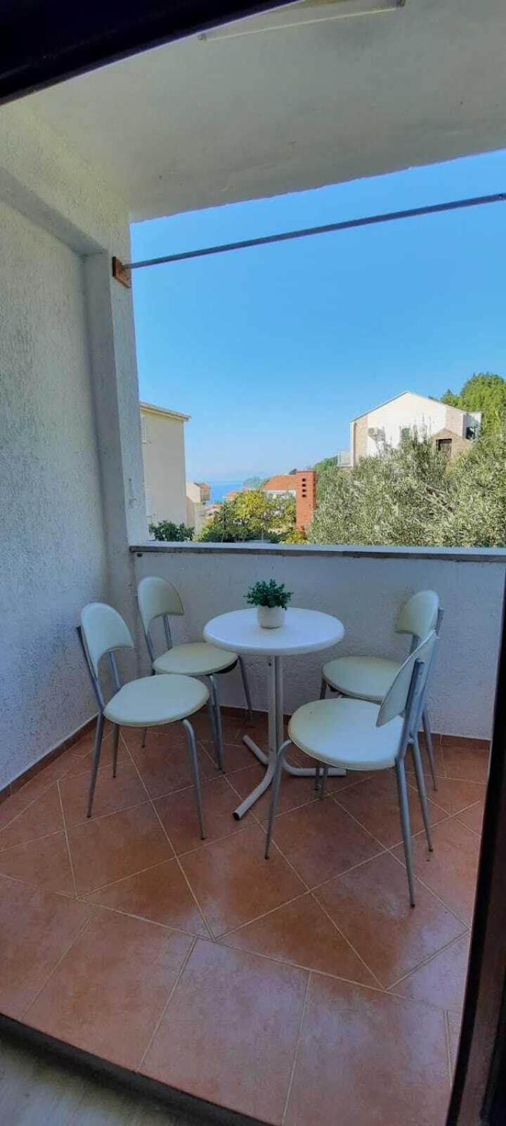 Apartments Elenora Brist Bagian luar foto