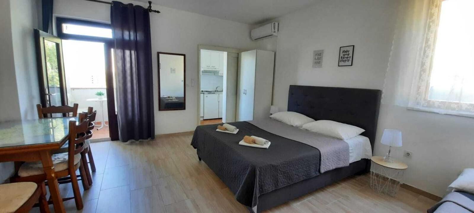 Apartments Elenora Brist Bagian luar foto