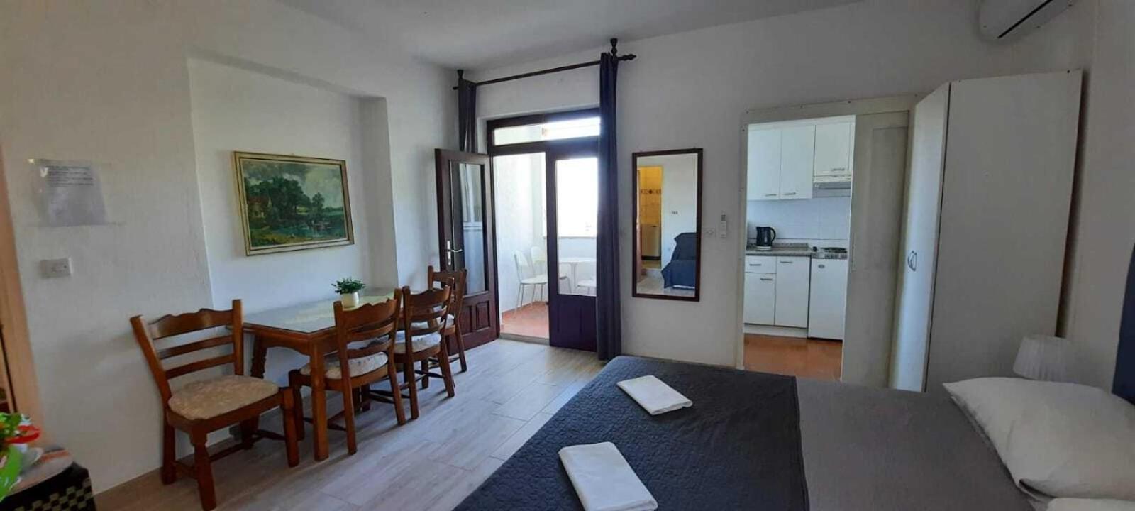Apartments Elenora Brist Bagian luar foto