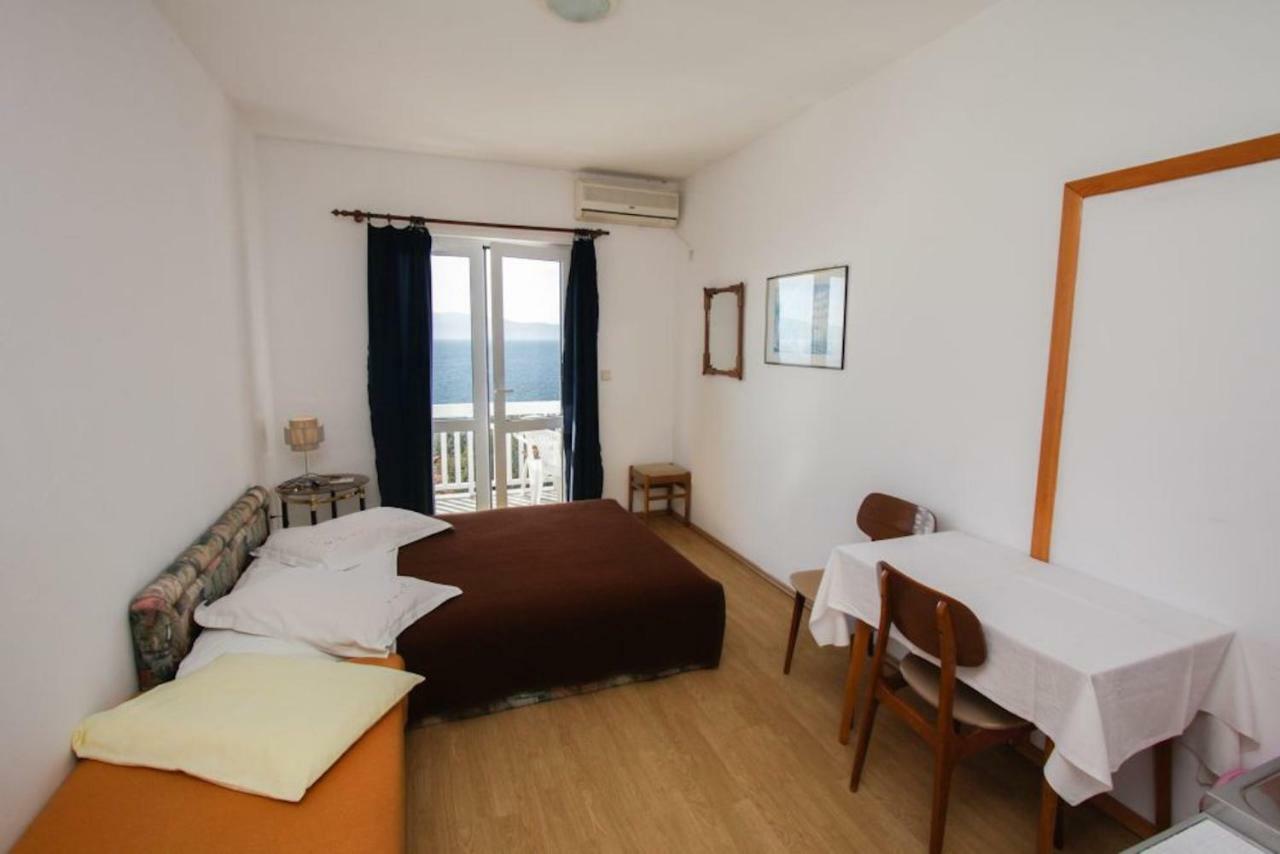 Apartments Elenora Brist Bagian luar foto