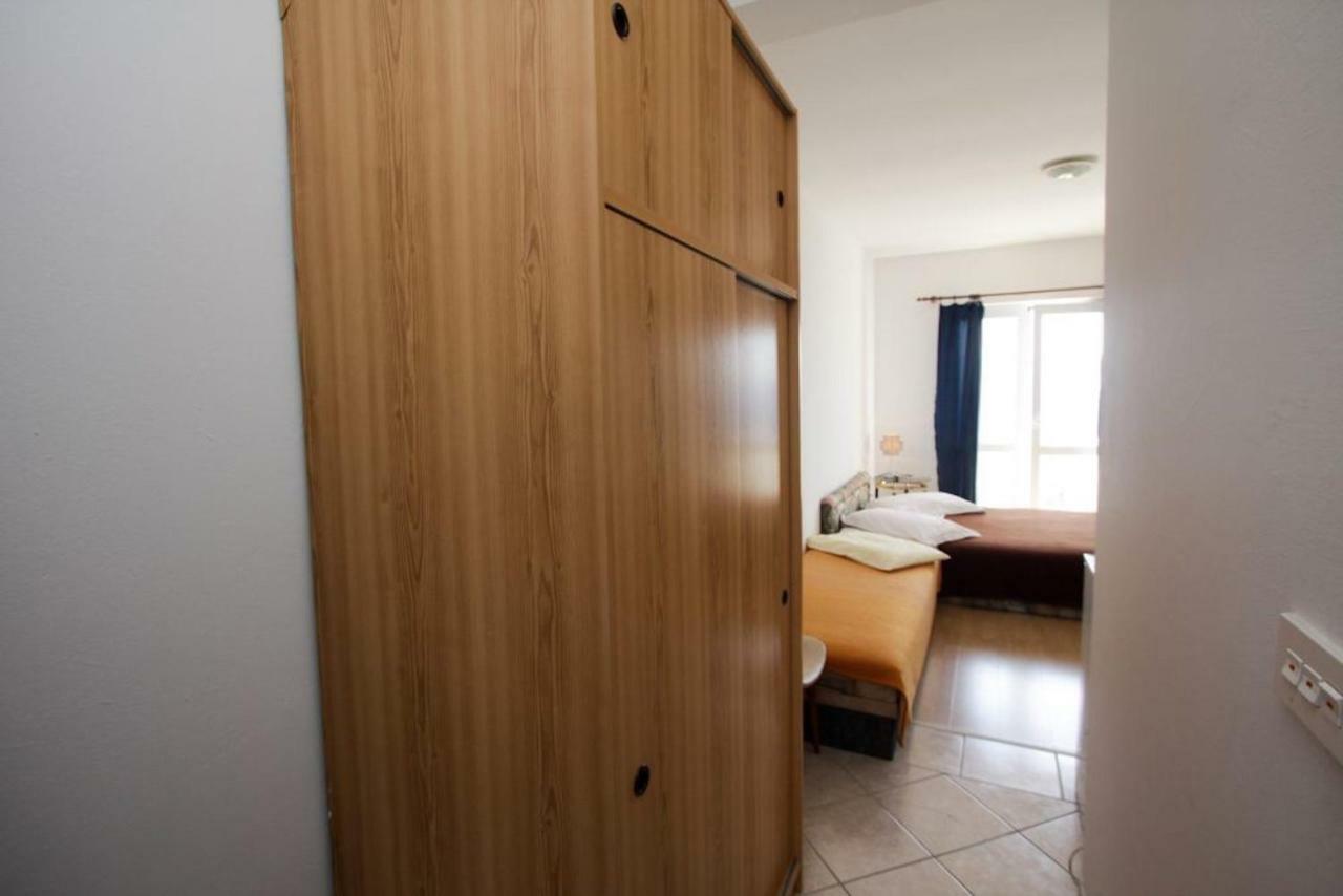 Apartments Elenora Brist Bagian luar foto